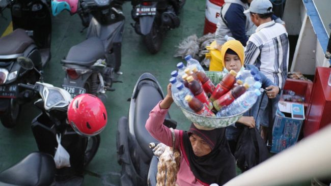 pedagang asongan di kapal ferry surabaya madura