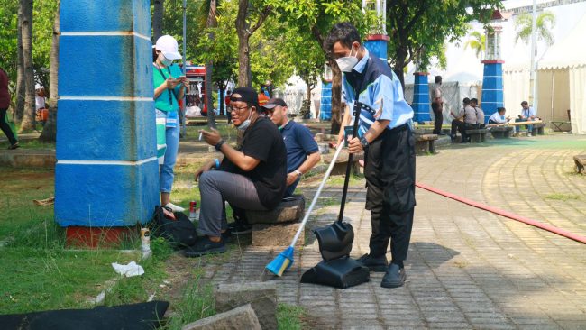petugas kebersihan siap siaga di jakarta formula e 2022
